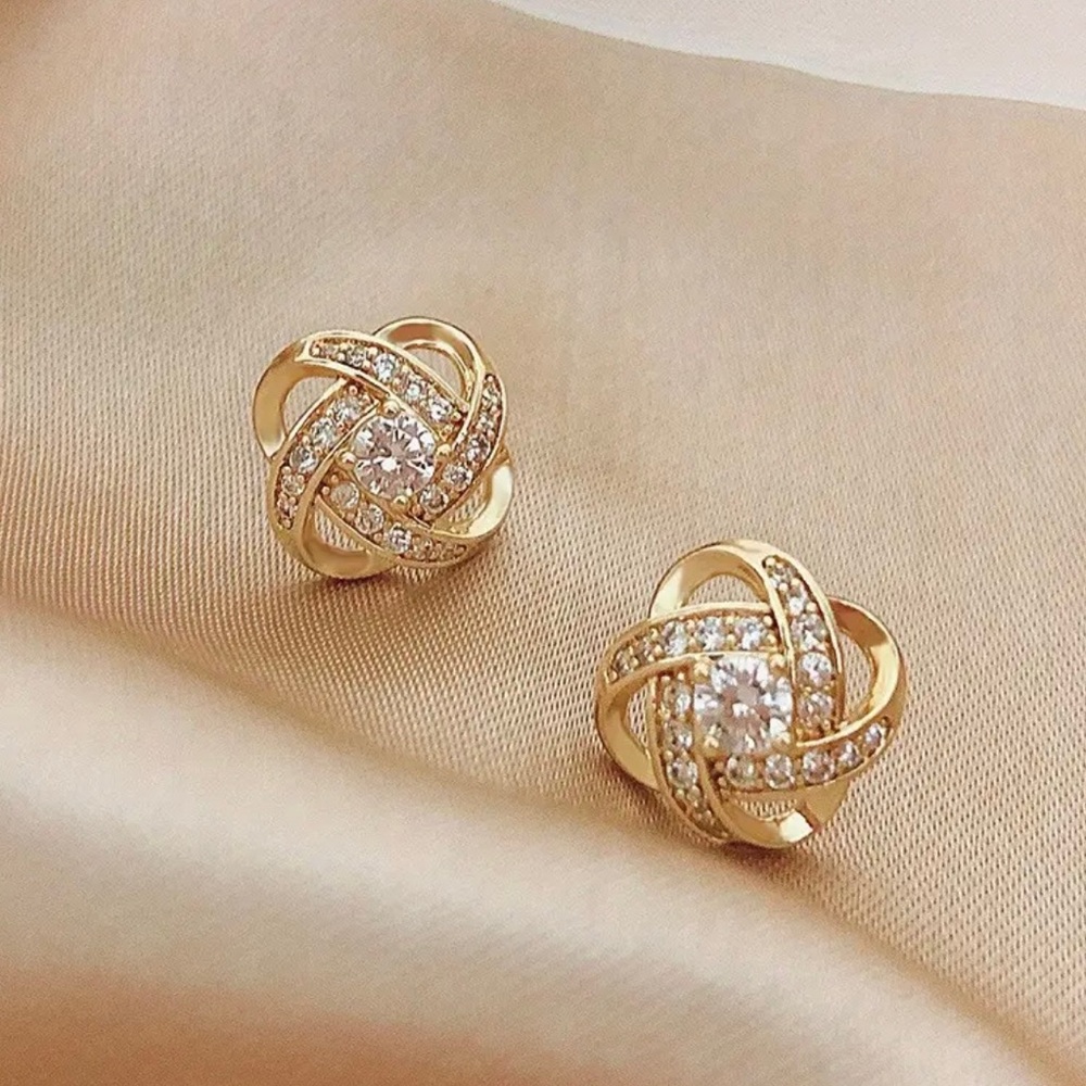 🆕 NEW Knot Design Stud Earrings